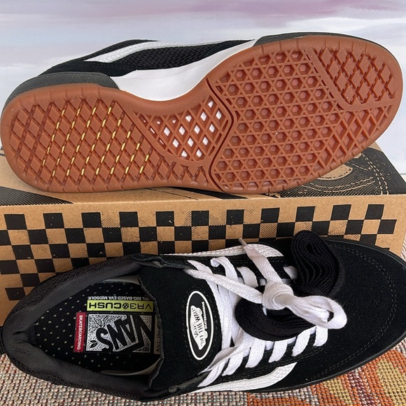 Vans Men’s Zahba
Black/White
VN0007QQBA2
Sneakers - Picture 4 of 16